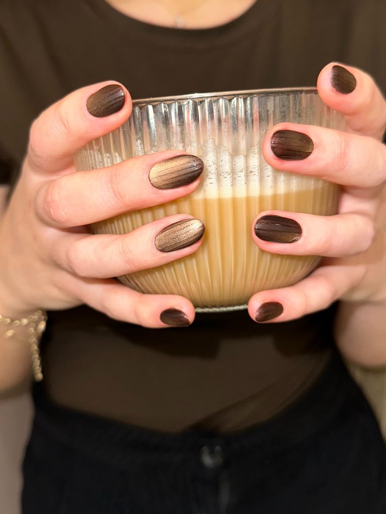 Coffee jelly nails: 9 διάφανα καφέ μανικιούρ για την κομψή μετάβαση στο φθινόπωρο