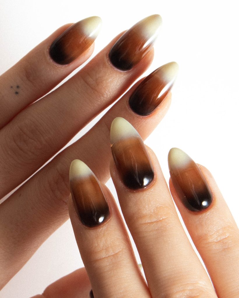 Coffee jelly nails: 9 διάφανα καφέ μανικιούρ για την κομψή μετάβαση στο φθινόπωρο