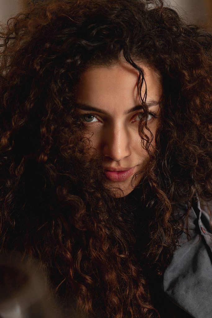 Glossy ringlets: 8 χτενίσματα με μπούκλες που κρατούν κίνηση και λάμψη, χωρίς «κολλημένο» φινίρισμα