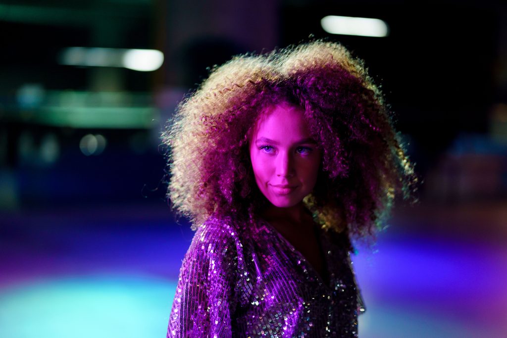 Glossy ringlets: 8 χτενίσματα με μπούκλες που κρατούν κίνηση και λάμψη, χωρίς «κολλημένο» φινίρισμα