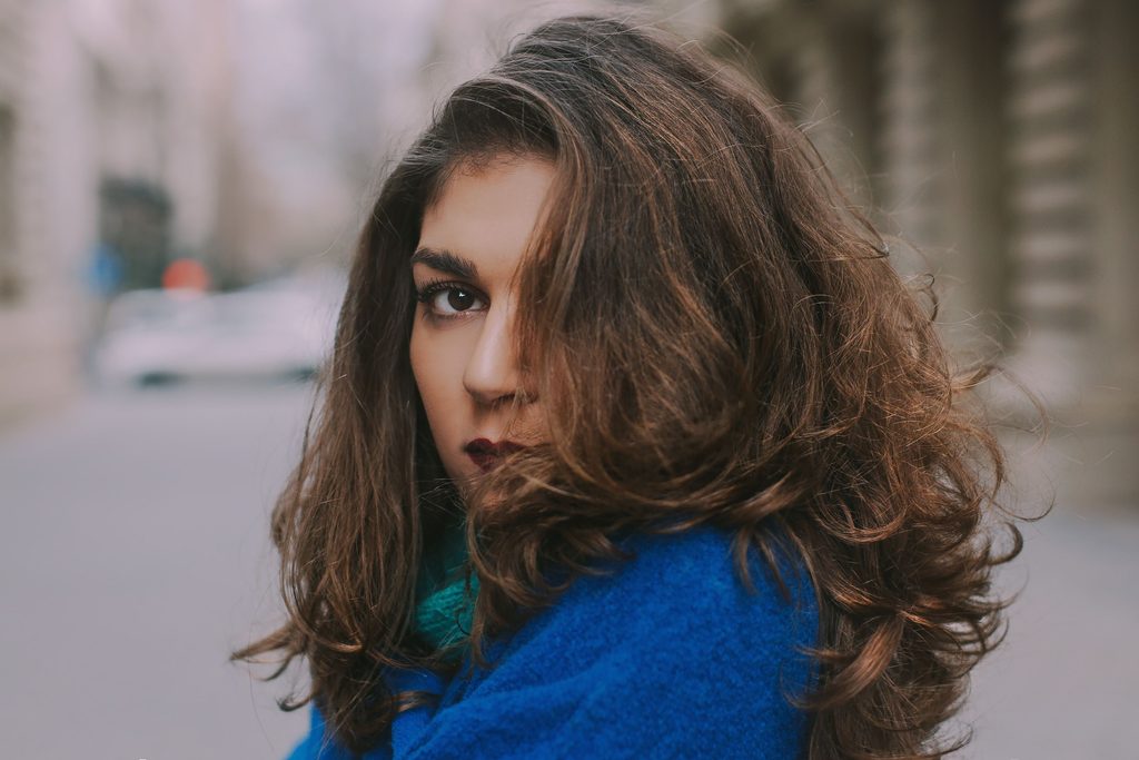 Glossy ringlets: 8 χτενίσματα με μπούκλες που κρατούν κίνηση και λάμψη, χωρίς «κολλημένο» φινίρισμα