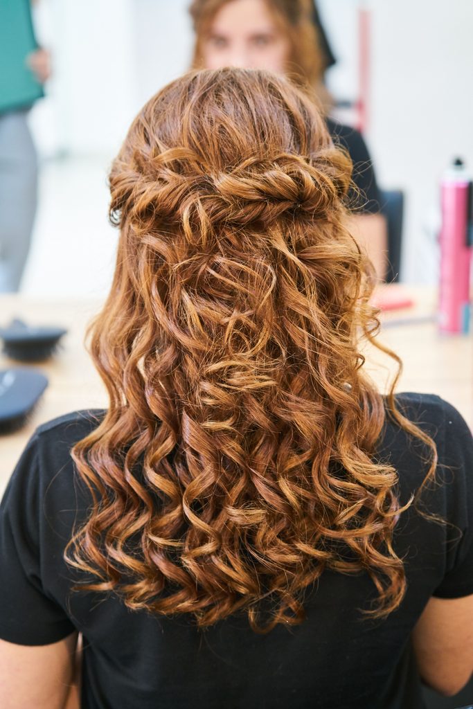 Glossy ringlets: 8 χτενίσματα με μπούκλες που κρατούν κίνηση και λάμψη, χωρίς «κολλημένο» φινίρισμα