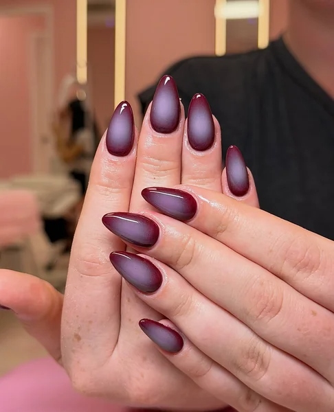 Dark aura nails: 12 σκούρα ντεγκραντέ με φωτεινό κέντρο για νύχια με βάθος