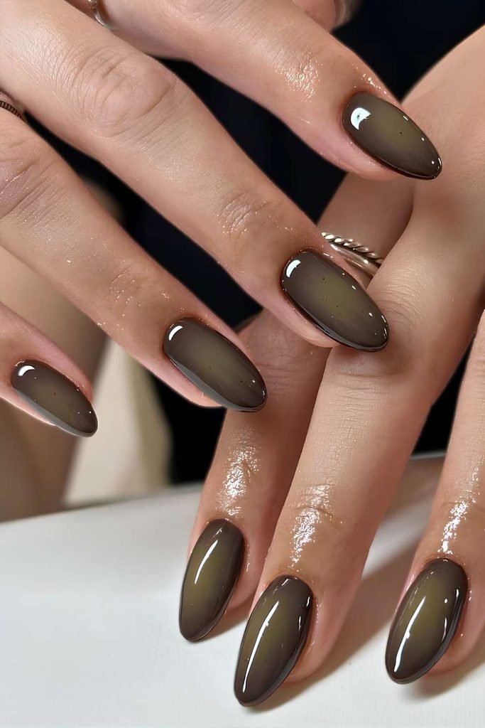 Dark aura nails: 12 σκούρα ντεγκραντέ με φωτεινό κέντρο για νύχια με βάθος