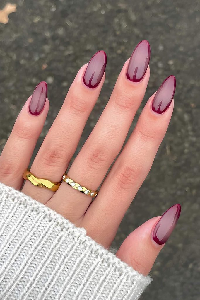 Dark aura nails: 12 σκούρα ντεγκραντέ με φωτεινό κέντρο για νύχια με βάθος