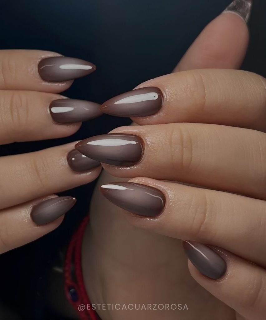 Dark aura nails: 12 σκούρα ντεγκραντέ με φωτεινό κέντρο για νύχια με βάθος