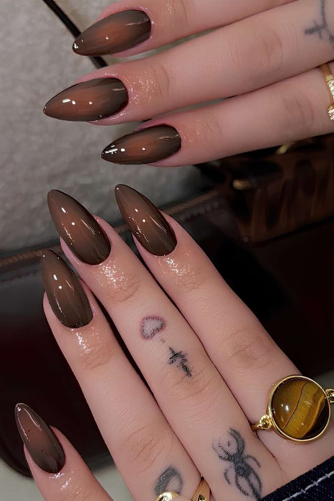 Dark aura nails: 12 σκούρα ντεγκραντέ με φωτεινό κέντρο για νύχια με βάθος