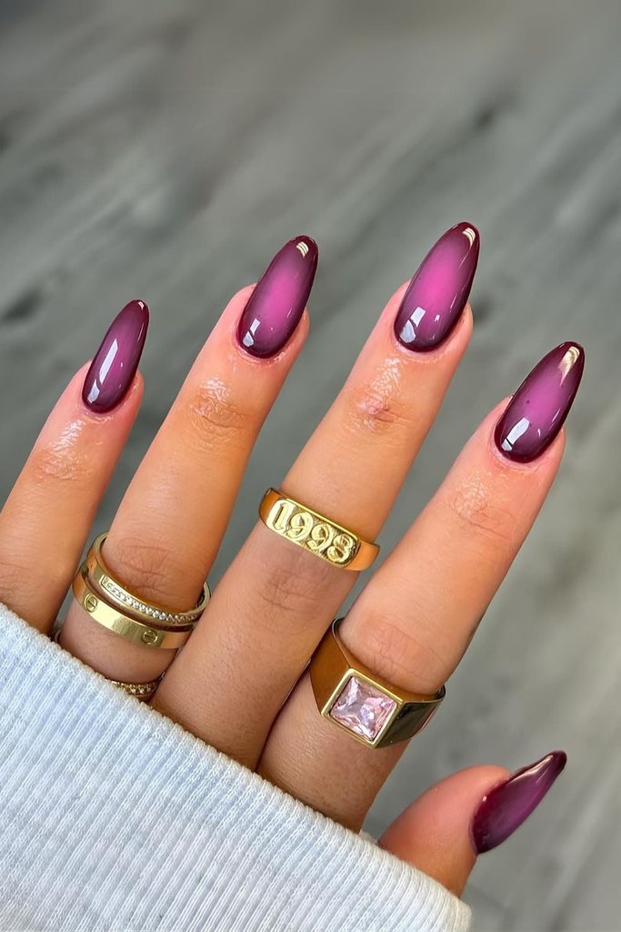 Dark aura nails: 12 σκούρα ντεγκραντέ με φωτεινό κέντρο για νύχια με βάθος