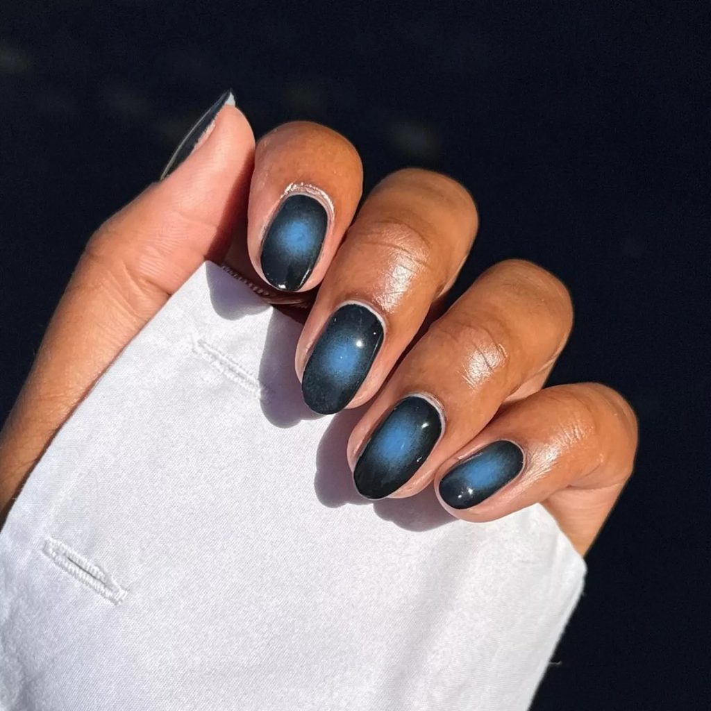Dark aura nails: 12 σκούρα ντεγκραντέ με φωτεινό κέντρο για νύχια με βάθος