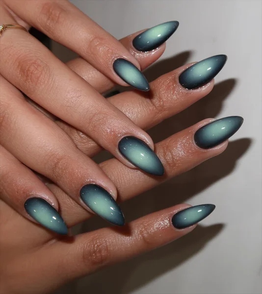 Dark aura nails: 12 σκούρα ντεγκραντέ με φωτεινό κέντρο για νύχια με βάθος
