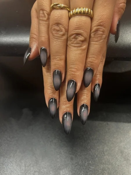 Dark aura nails: 12 σκούρα ντεγκραντέ με φωτεινό κέντρο για νύχια με βάθος