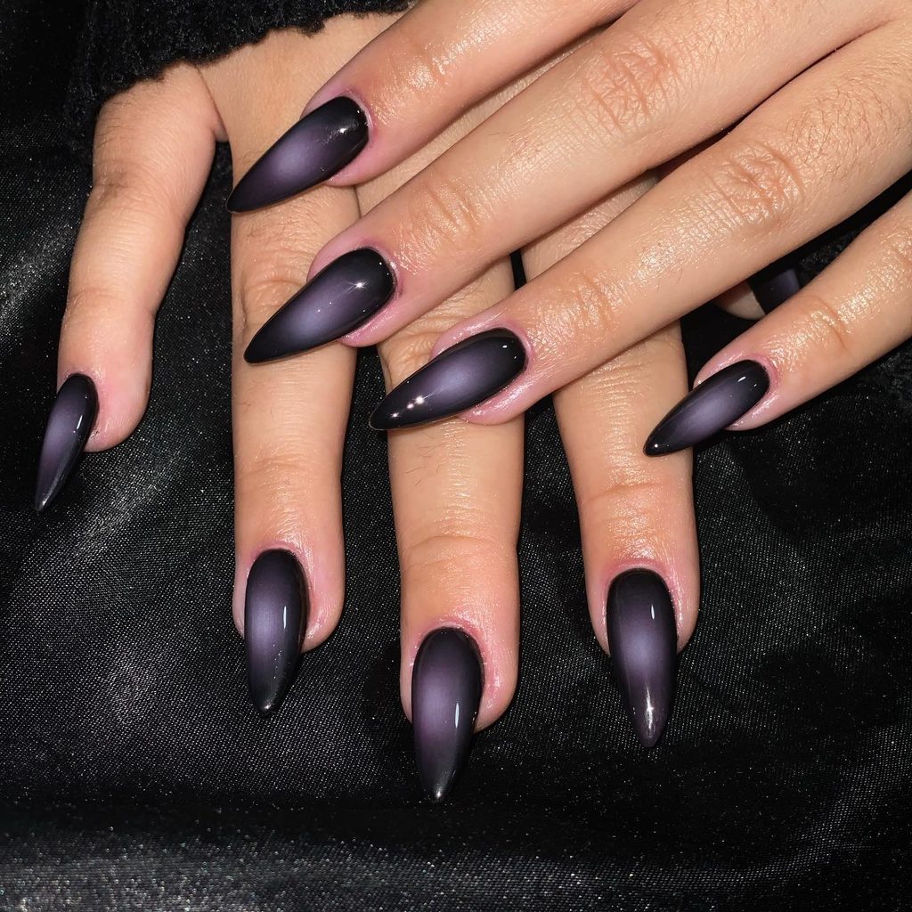 Dark aura nails: 12 σκούρα ντεγκραντέ με φωτεινό κέντρο για νύχια με βάθος