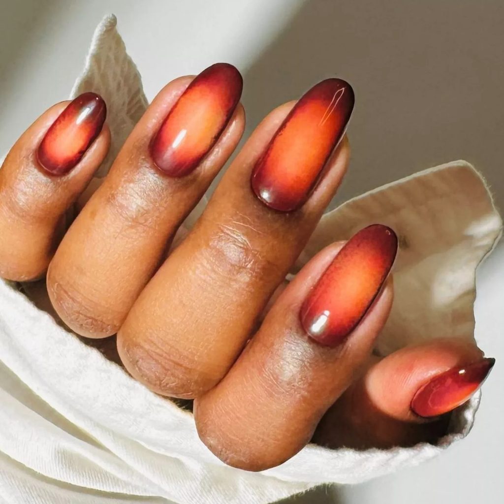 Dark aura nails: 12 σκούρα ντεγκραντέ με φωτεινό κέντρο για νύχια με βάθος