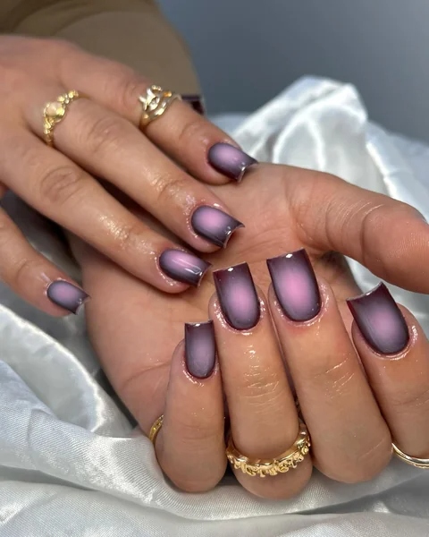 Dark aura nails: 12 σκούρα ντεγκραντέ με φωτεινό κέντρο για νύχια με βάθος